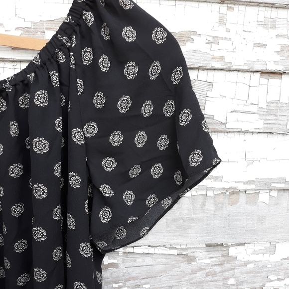 🌟 Vince Camuto off the shoulder top size medium - Picture 2 of 4